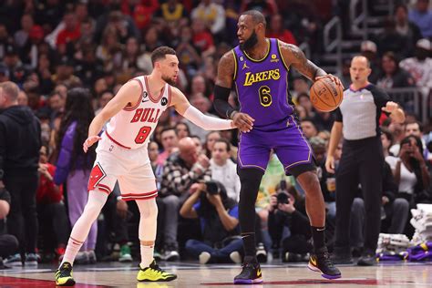 NBA FINALS : LAKERS vs. CHICAGO BULLS .